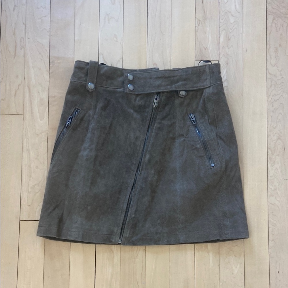 Stylish Brown Skirt with Zipper Details